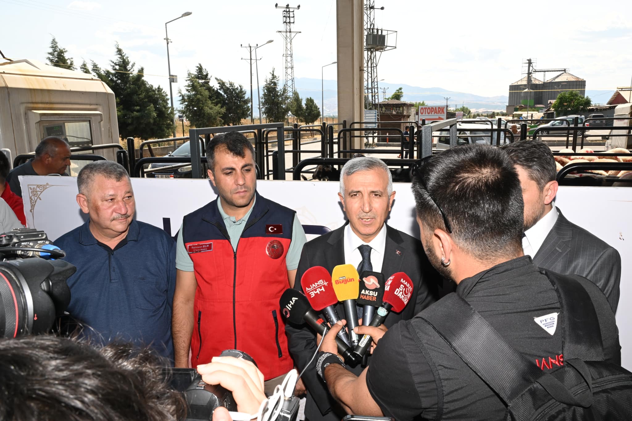 Vali Ünlüer, Kurban Bayramı Öncesi Canlı Hayvan Borsasını Ziyaret Etti3