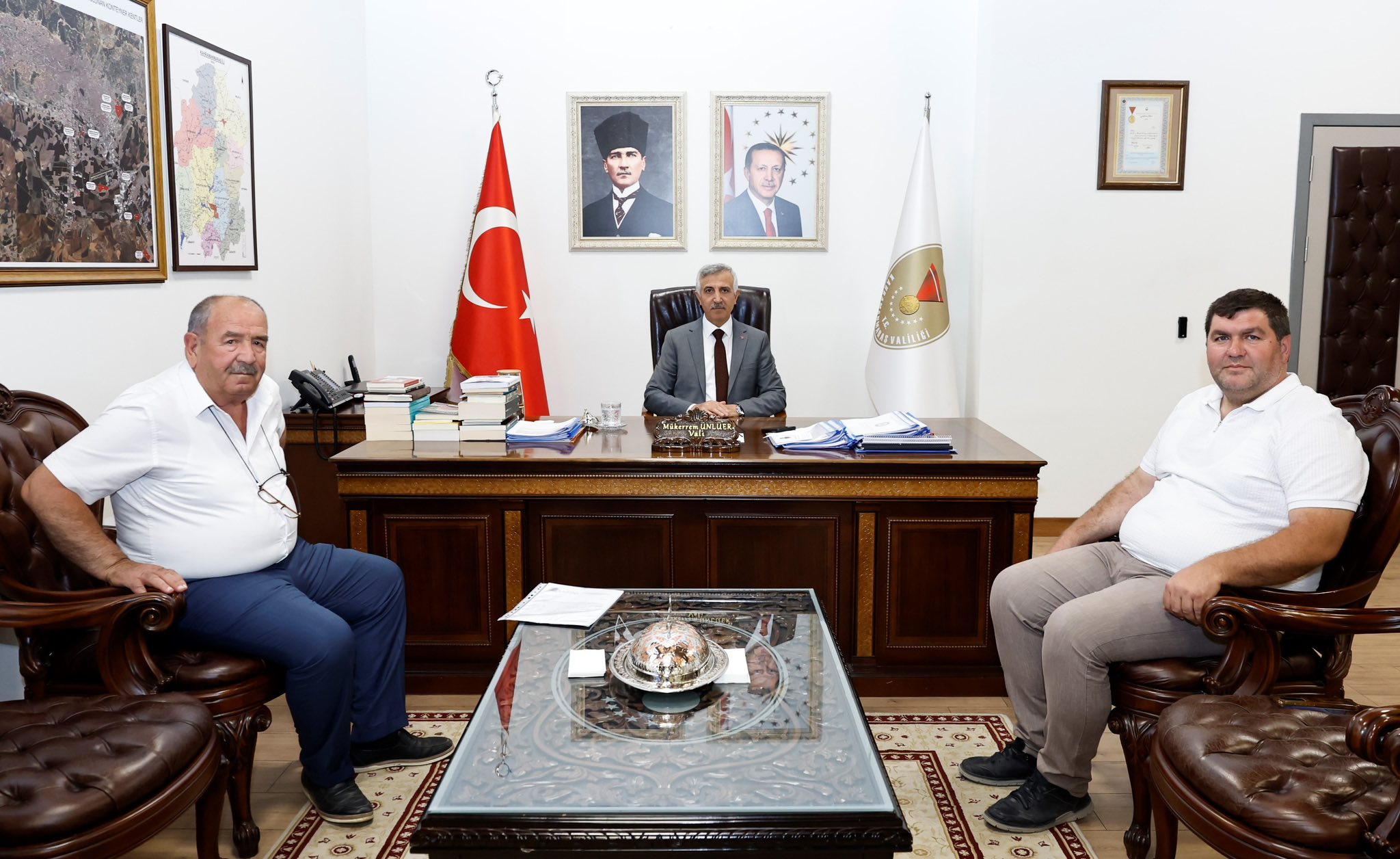 Vali Ünlüer, Ziyaretçilerini Makamında Kabul Etti1