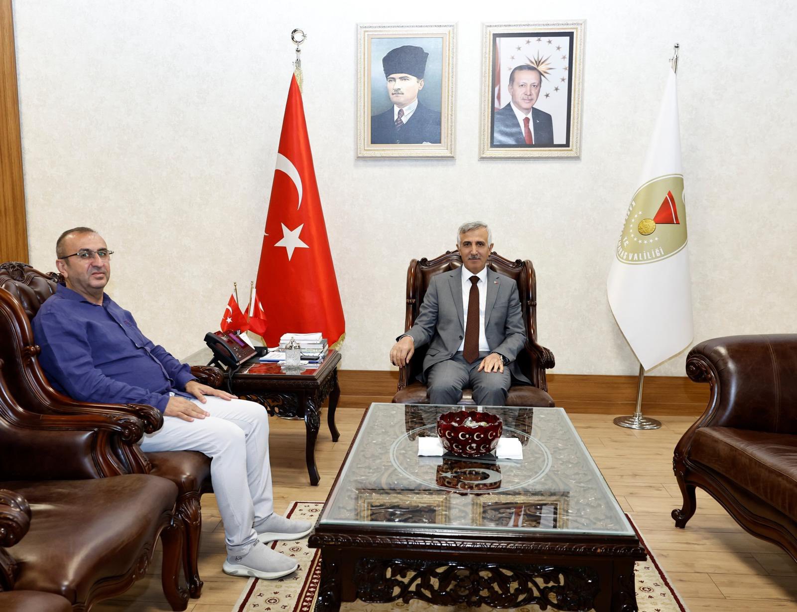 Vali Ünlüer, Ziyaretçilerini Makamında Kabul Etti3