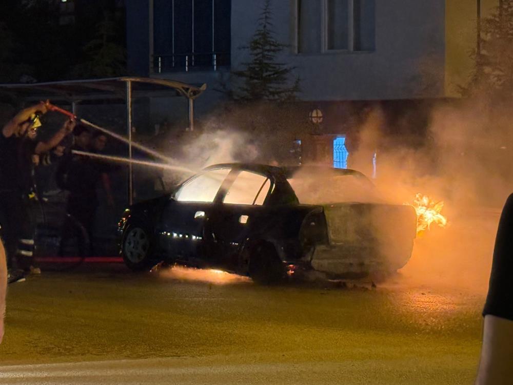 Yanan Otomobil Hurdaya Döndü 1