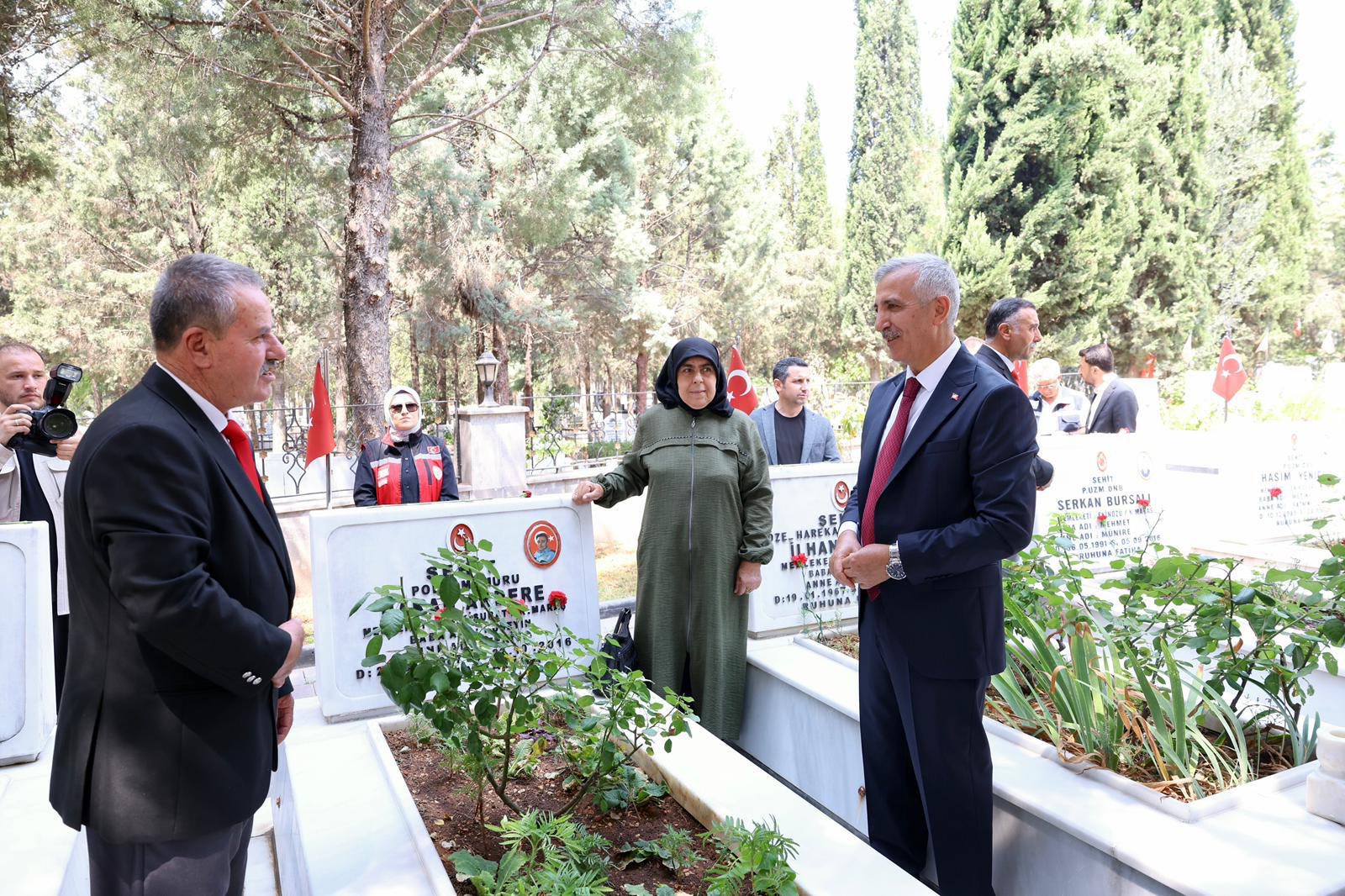 15 Temmuz’da Şehitleri Kabirleri Başında Dualarla Anıldı1