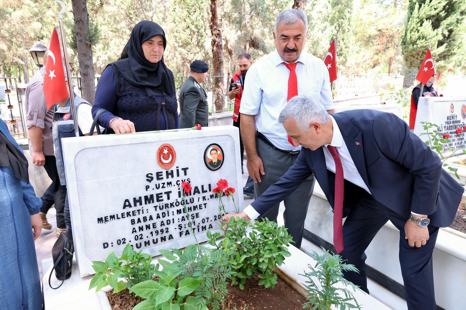 15 Temmuz’da Şehitleri Kabirleri Başında Dualarla Anıldı2