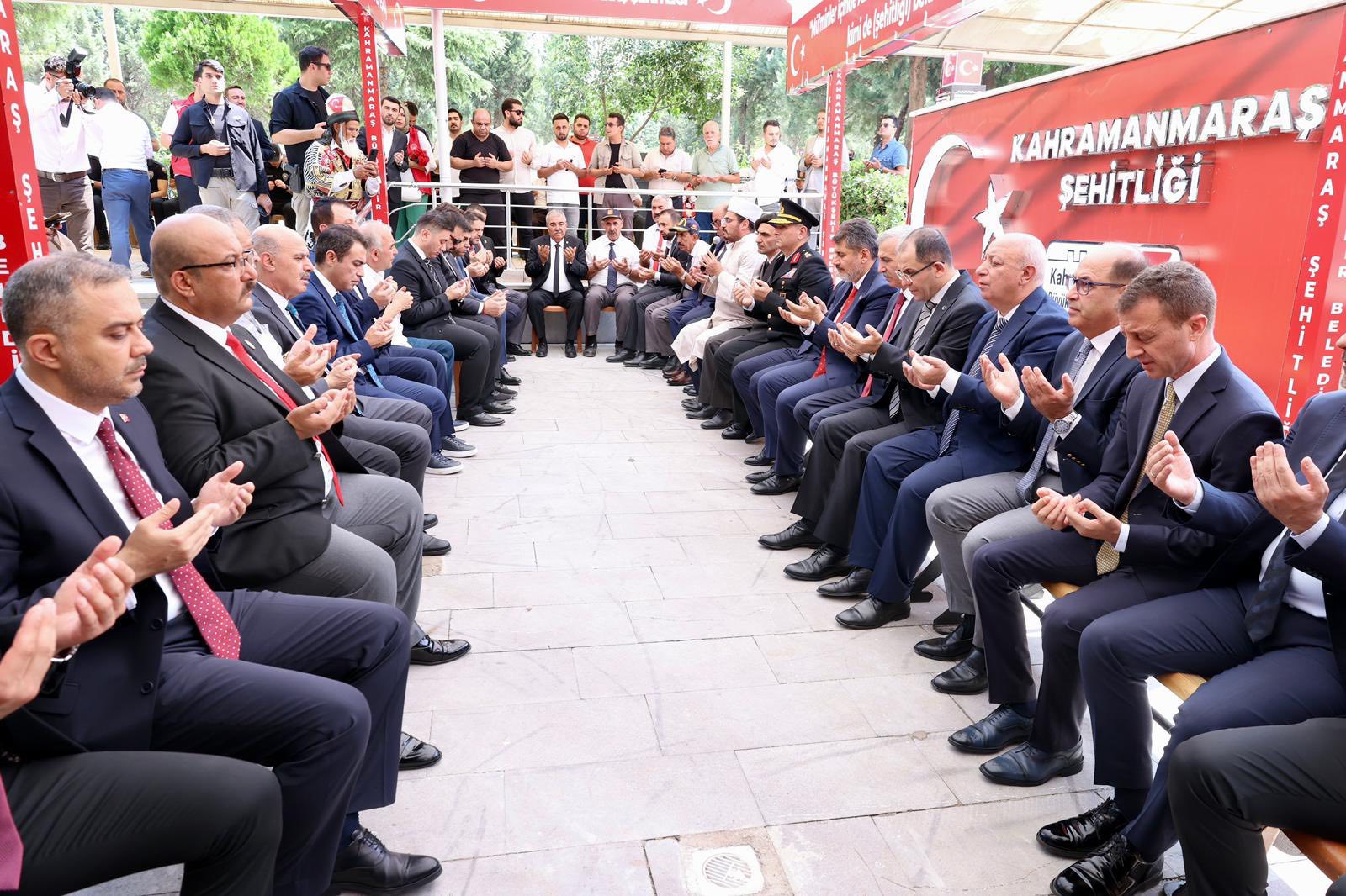 15 Temmuz’da Şehitleri Kabirleri Başında Dualarla Anıldı4