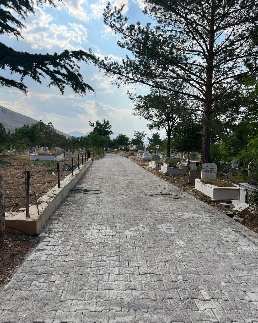 Afşin Asri Mezarlığı’nda Parke Döşeme Çalışmaları Başlatıldı2