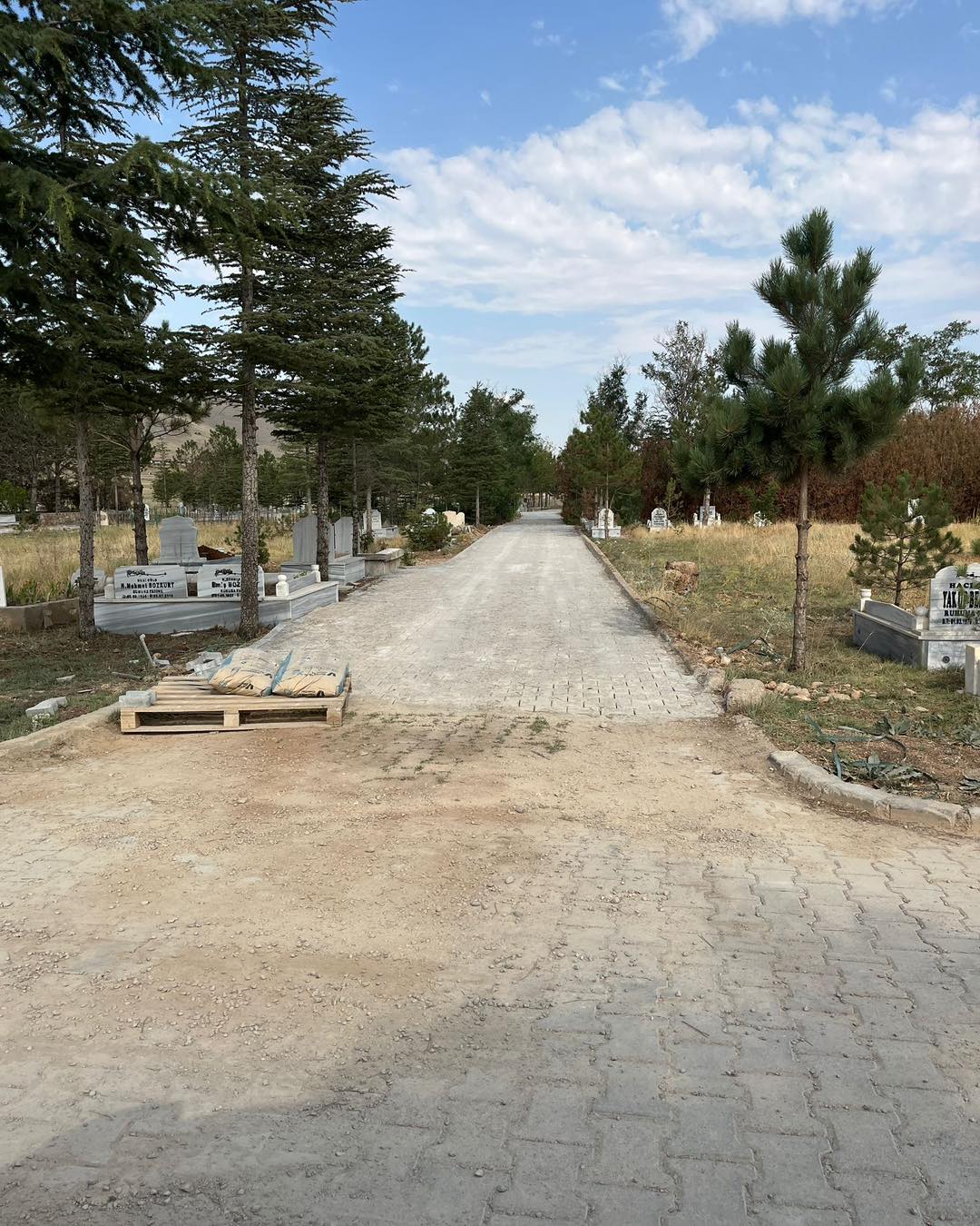 Afşin Asri Mezarlığı’nda Parke Döşeme Çalışmaları Başlatıldı3
