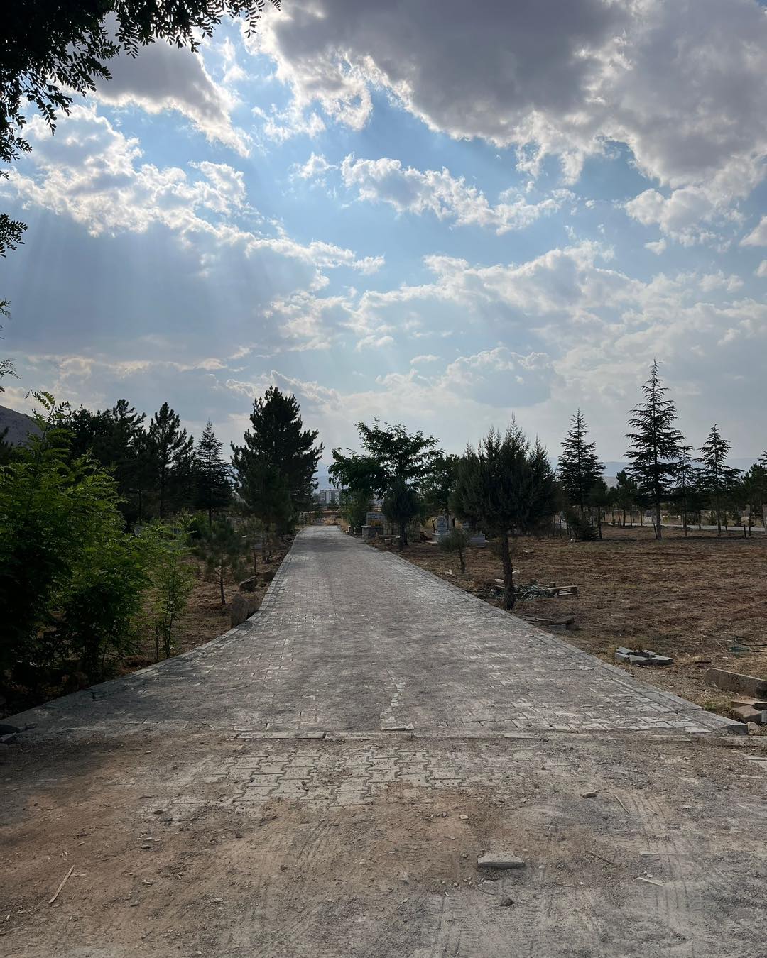 Afşin Asri Mezarlığı’nda Parke Döşeme Çalışmaları Başlatıldı4