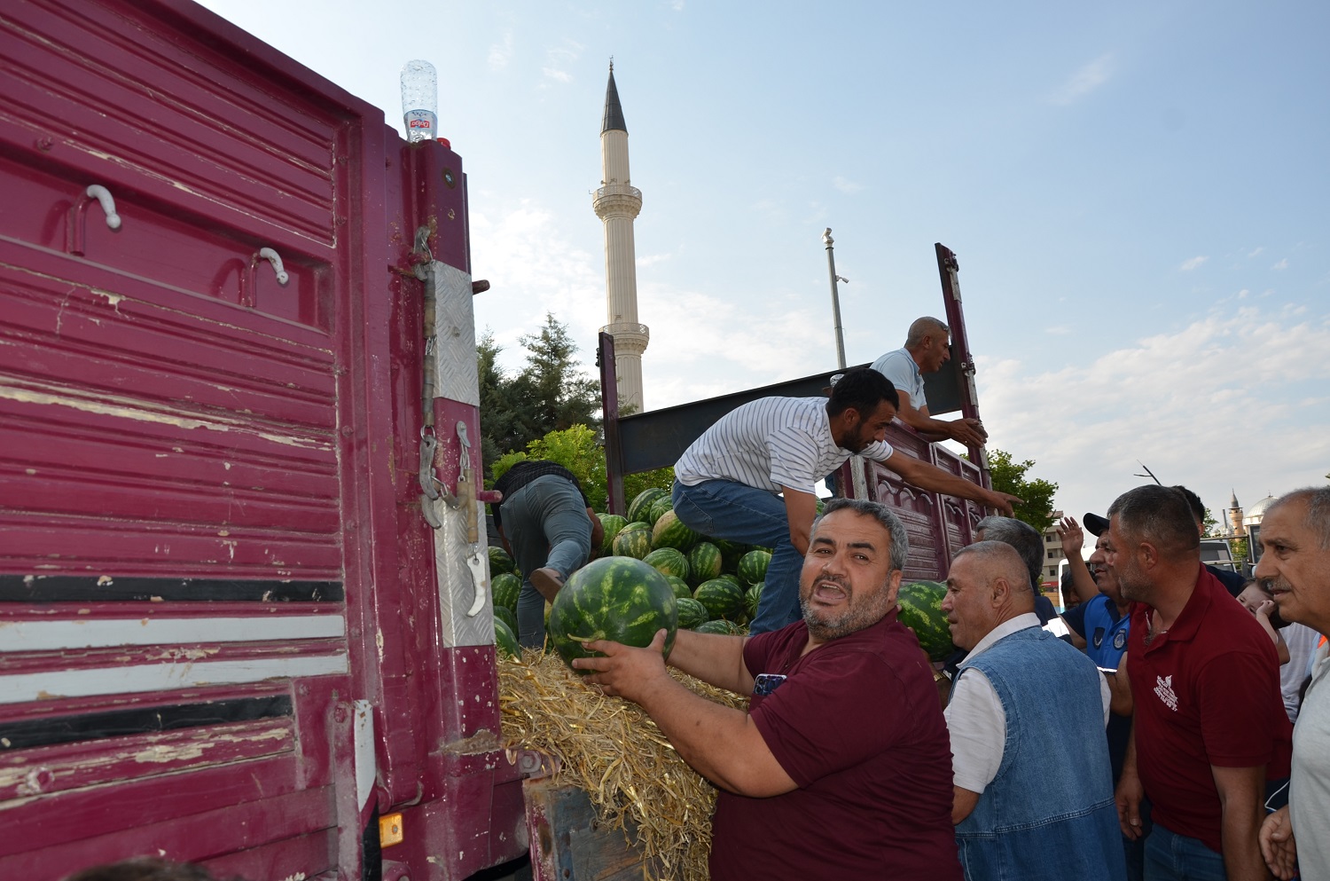 Afşin Esnafından Çiftçiye Anlamlı Destek Karpuzlar Ücretsiz Dağıtıldı (1)