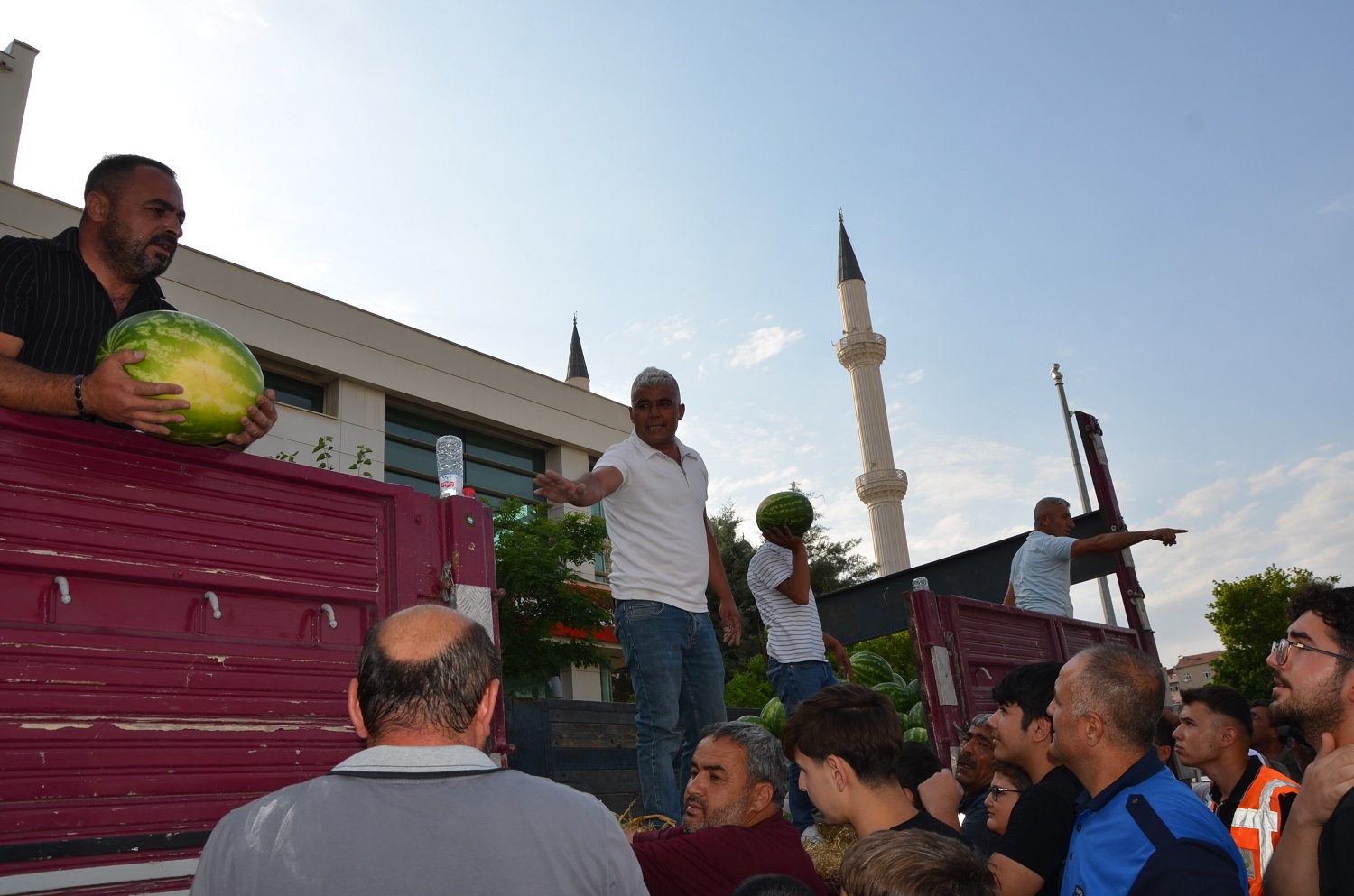 Afşin Esnafından Çiftçiye Anlamlı Destek Karpuzlar Ücretsiz Dağıtıldı (2)