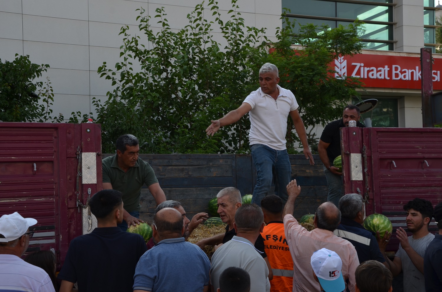 Afşin Esnafından Çiftçiye Anlamlı Destek Karpuzlar Ücretsiz Dağıtıldı (3)