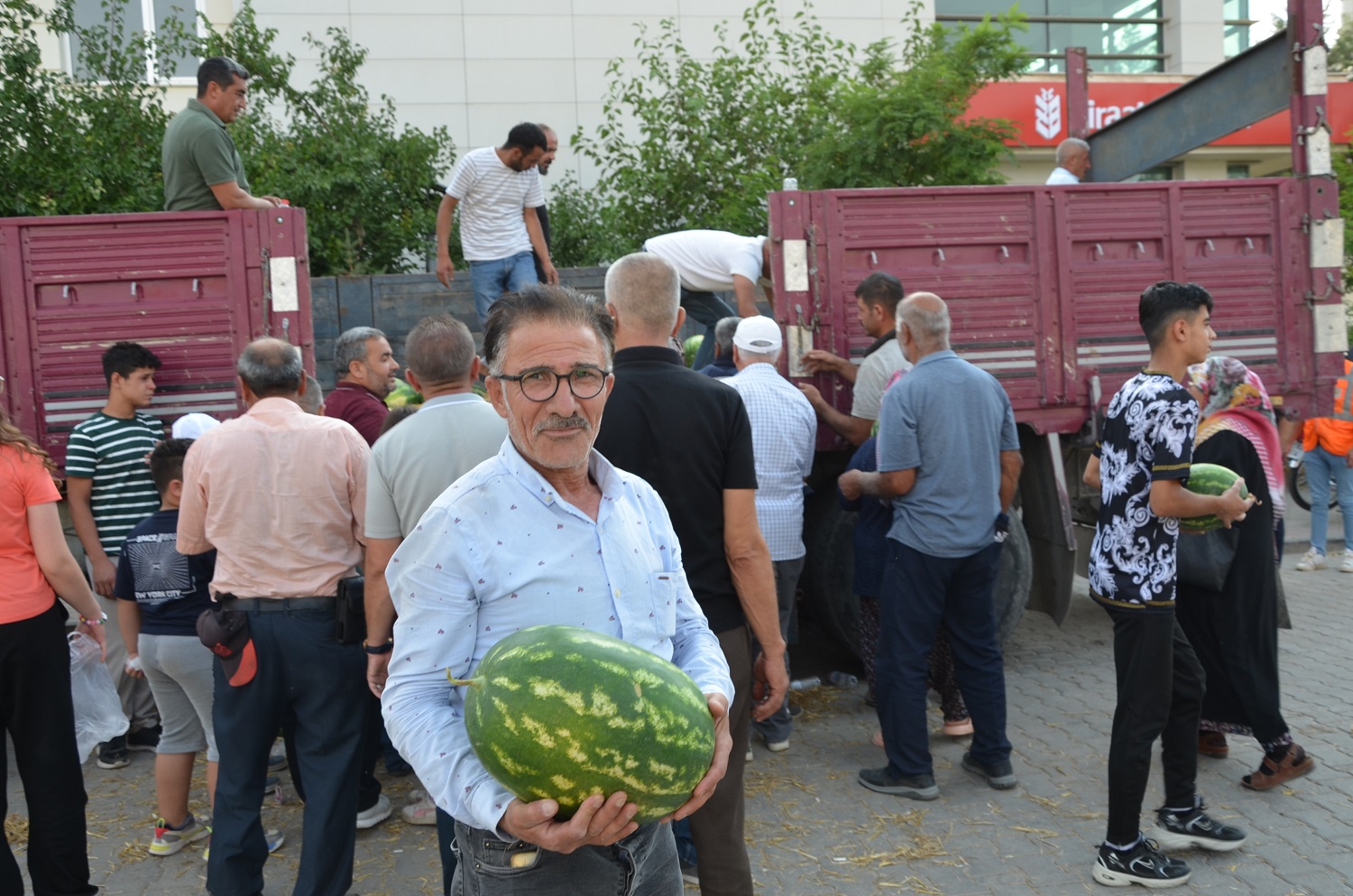 Afşin Esnafından Çiftçiye Anlamlı Destek Karpuzlar Ücretsiz Dağıtıldı (5)