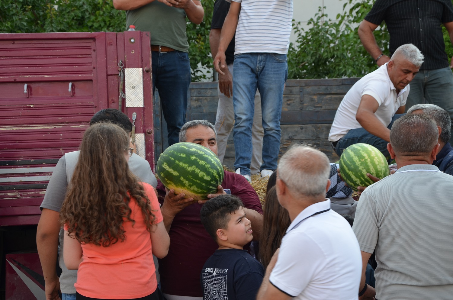 Afşin Esnafından Çiftçiye Anlamlı Destek Karpuzlar Ücretsiz Dağıtıldı (7)