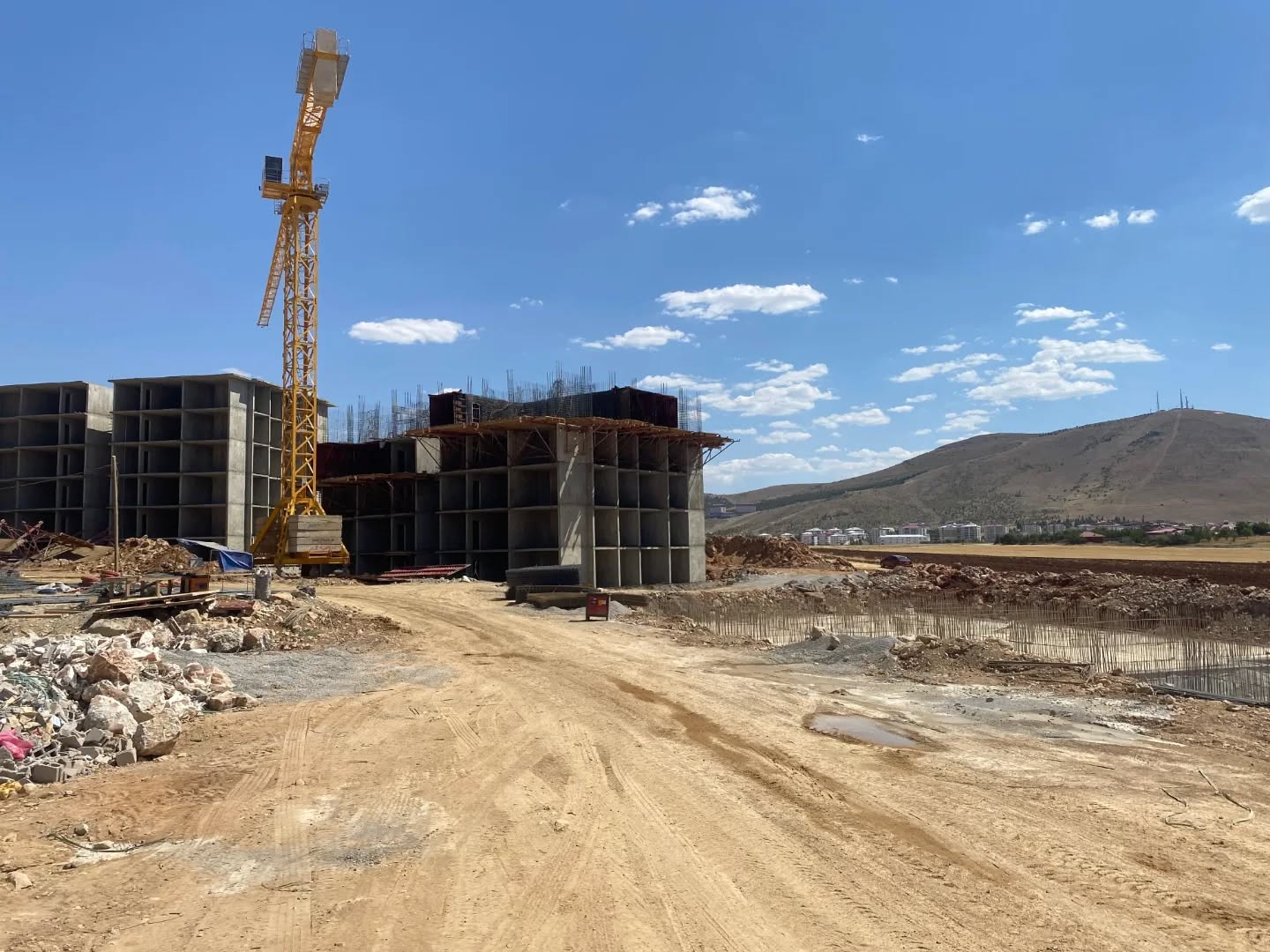 Afşinbey Mahallesi’ndeki Toki̇ Konutları Yükseliyor (3)