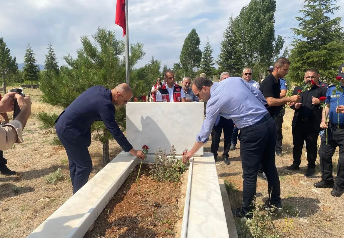 Afşin’de 15 Temmuz’da Şehitler Anıtı’na Anlamlı Ziyaret (5)