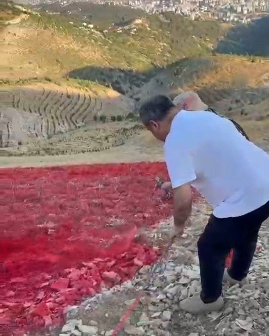 Ahır Dağı’na Dev Türk Bayrağı Ve İstiklal Madalyası Motifi Yapıldı