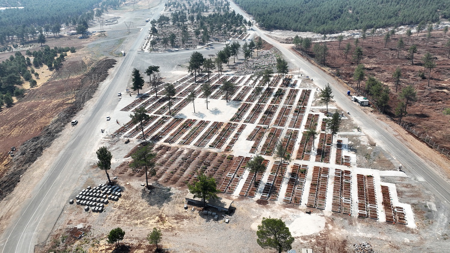 Büyükşehir Mezarlıklarda Bakım Ve Düzenleme Çalışmalarını Sürdürüyor (3)