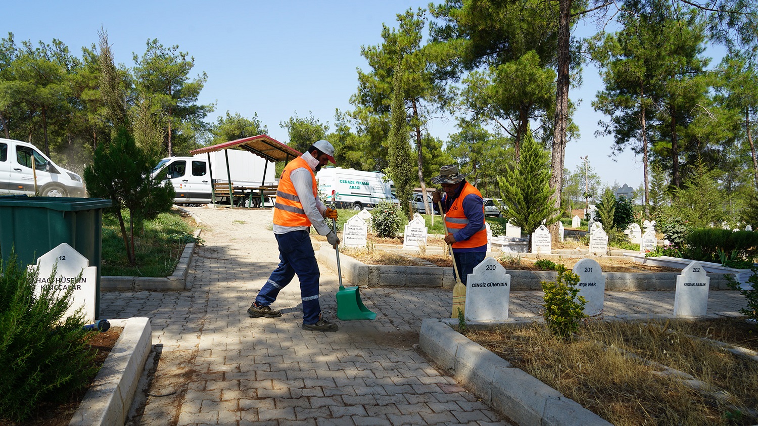 Büyükşehir Mezarlıklarda Bakım Ve Düzenleme Çalışmalarını Sürdürüyor (4)