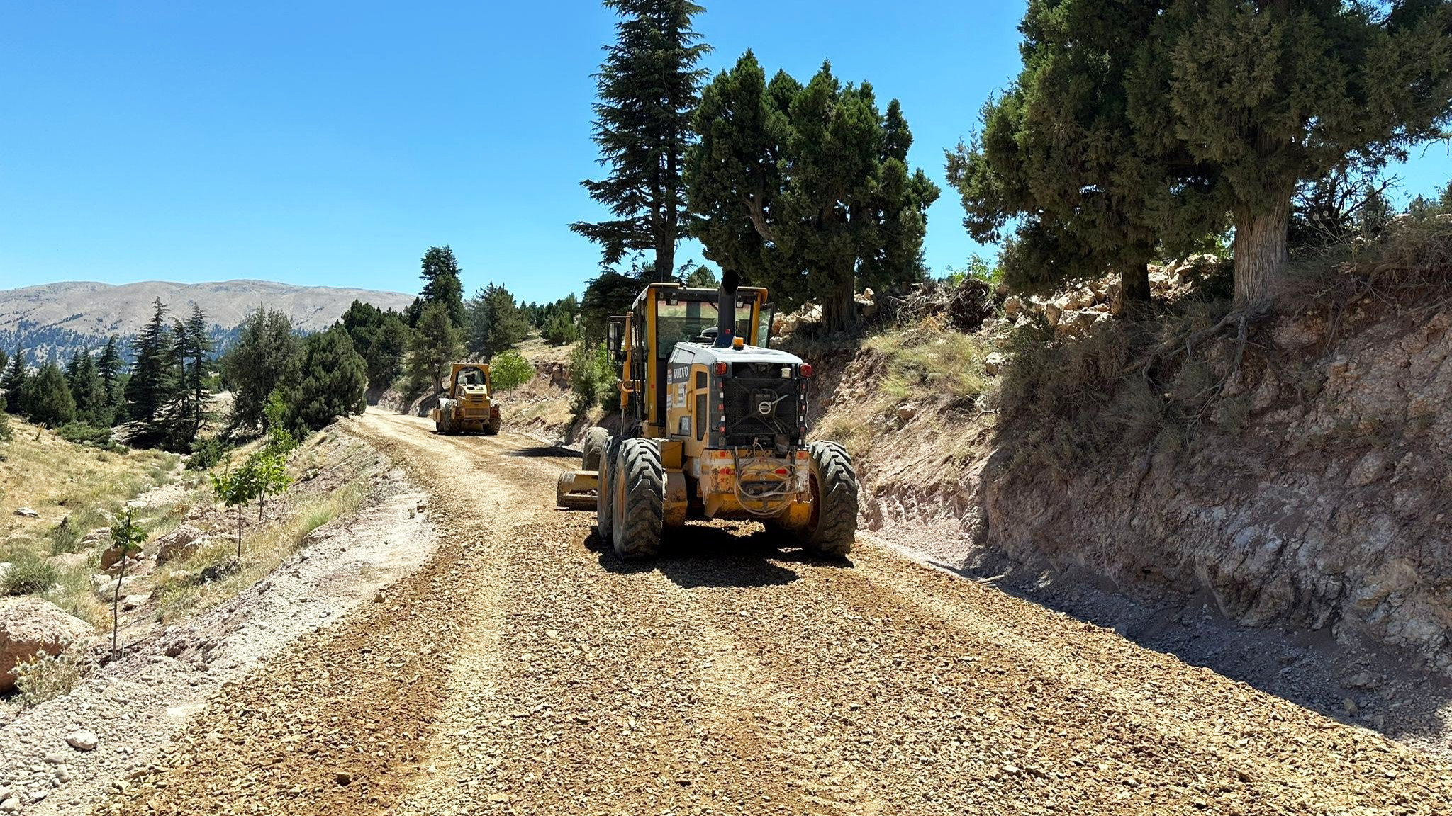 Büyükşehir’den Çağlayancerit Boylu’da Yol Çalışması (2)