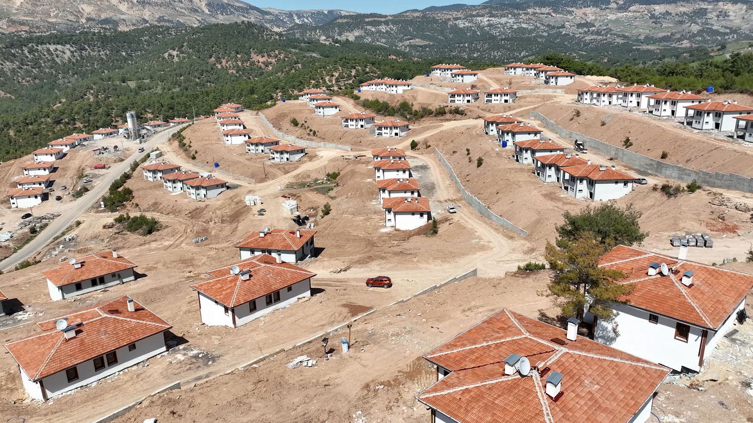 Deprem Bölgesinin İki Katlı Köy Evleri Tamamlandı (3)