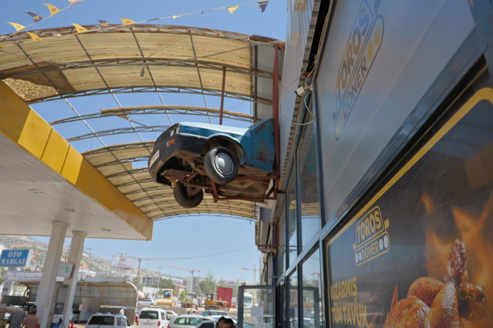 Depremde Yarısı Enkazda Kalan Otomobilin Geriye Kalan Kısmını Dükkanına Astı 4