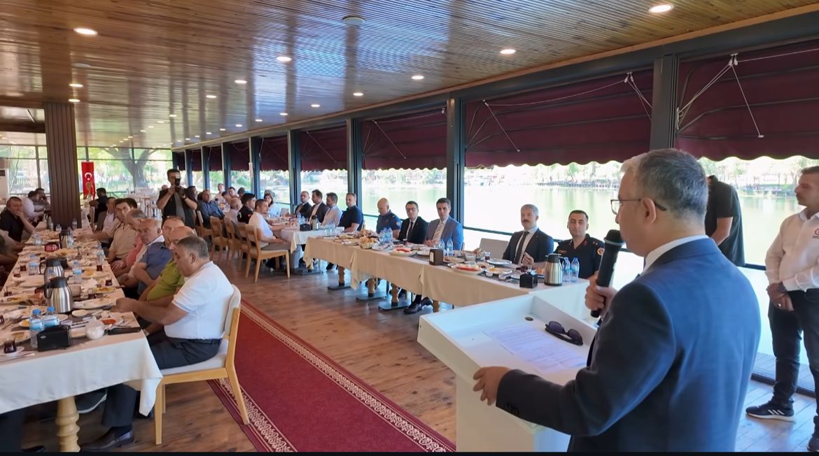 Elbistan’da Görev Süreleri Dolan Kamu Görevlileri Onuruna Veda Yemeği Düzenlendi (1)
