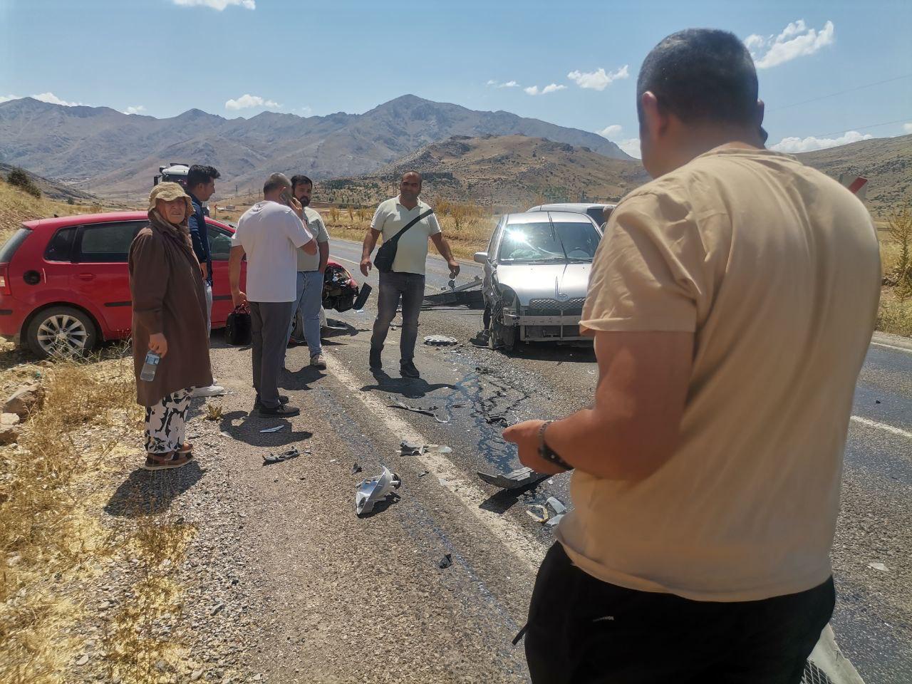 Elbistan’da İki Otomobil Kafa Kafaya Çarpıştı 2 Yaralı (3)