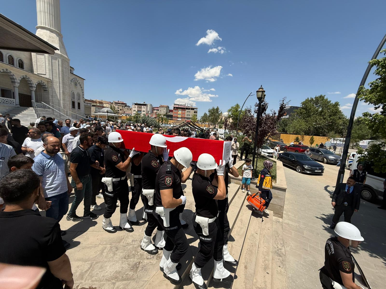 Emekli Polis Memuru Tuncay Kalkan Son Yolculuğuna Uğurlandı (3)