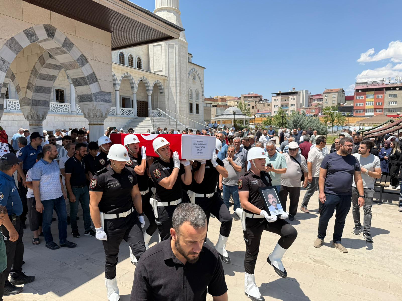 Emekli Polis Memuru Tuncay Kalkan Son Yolculuğuna Uğurlandı (4)