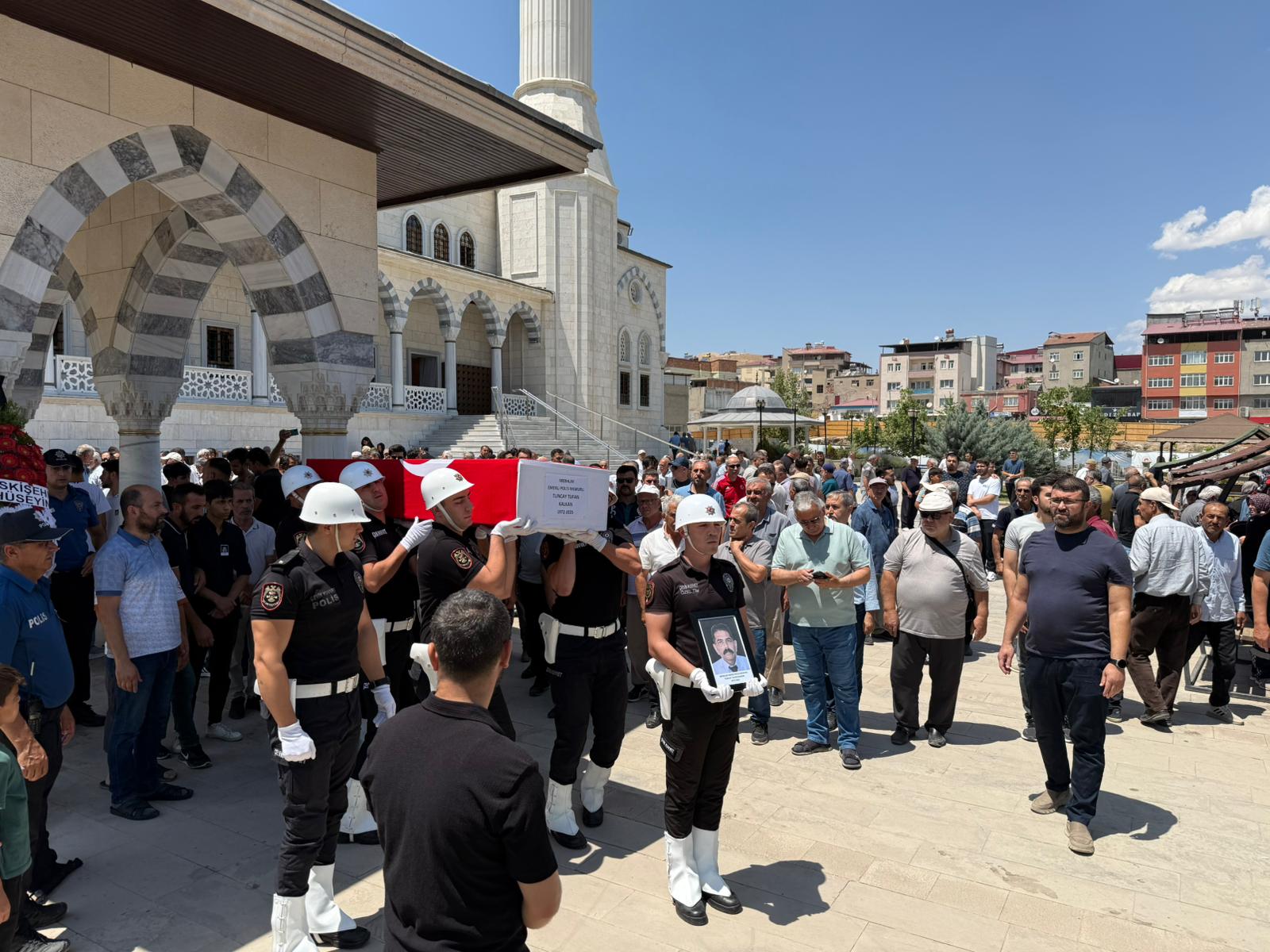 Emekli Polis Memuru Tuncay Kalkan Son Yolculuğuna Uğurlandı (5)