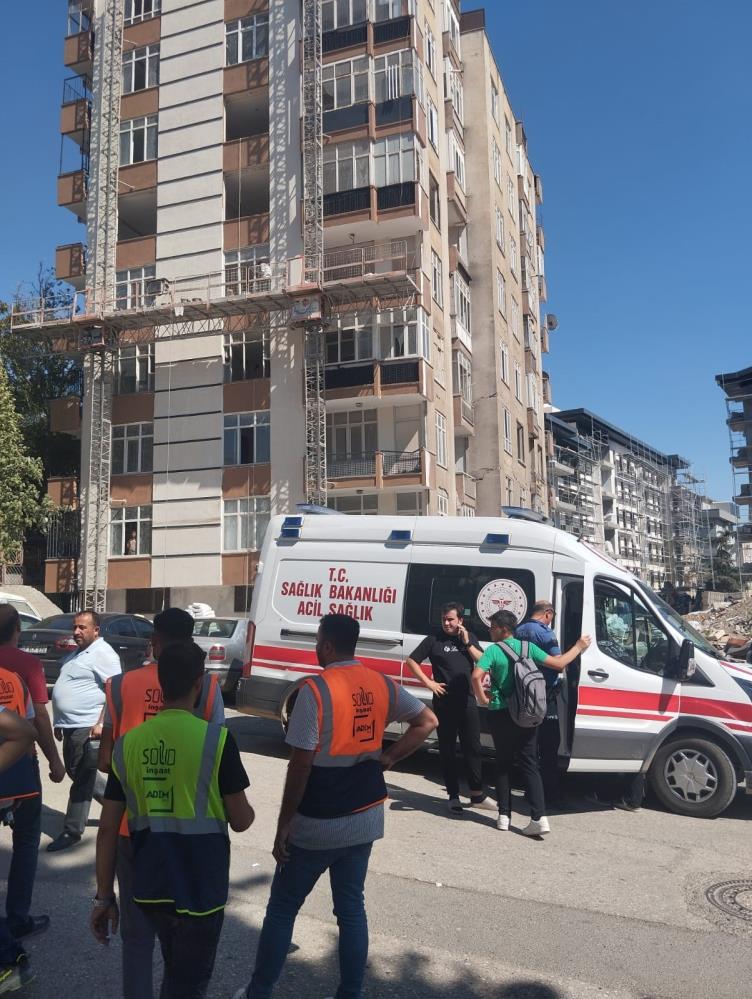 Inşaattan Atılan Molozlar Çocukların Üzerine Düştü 3 Yaralı