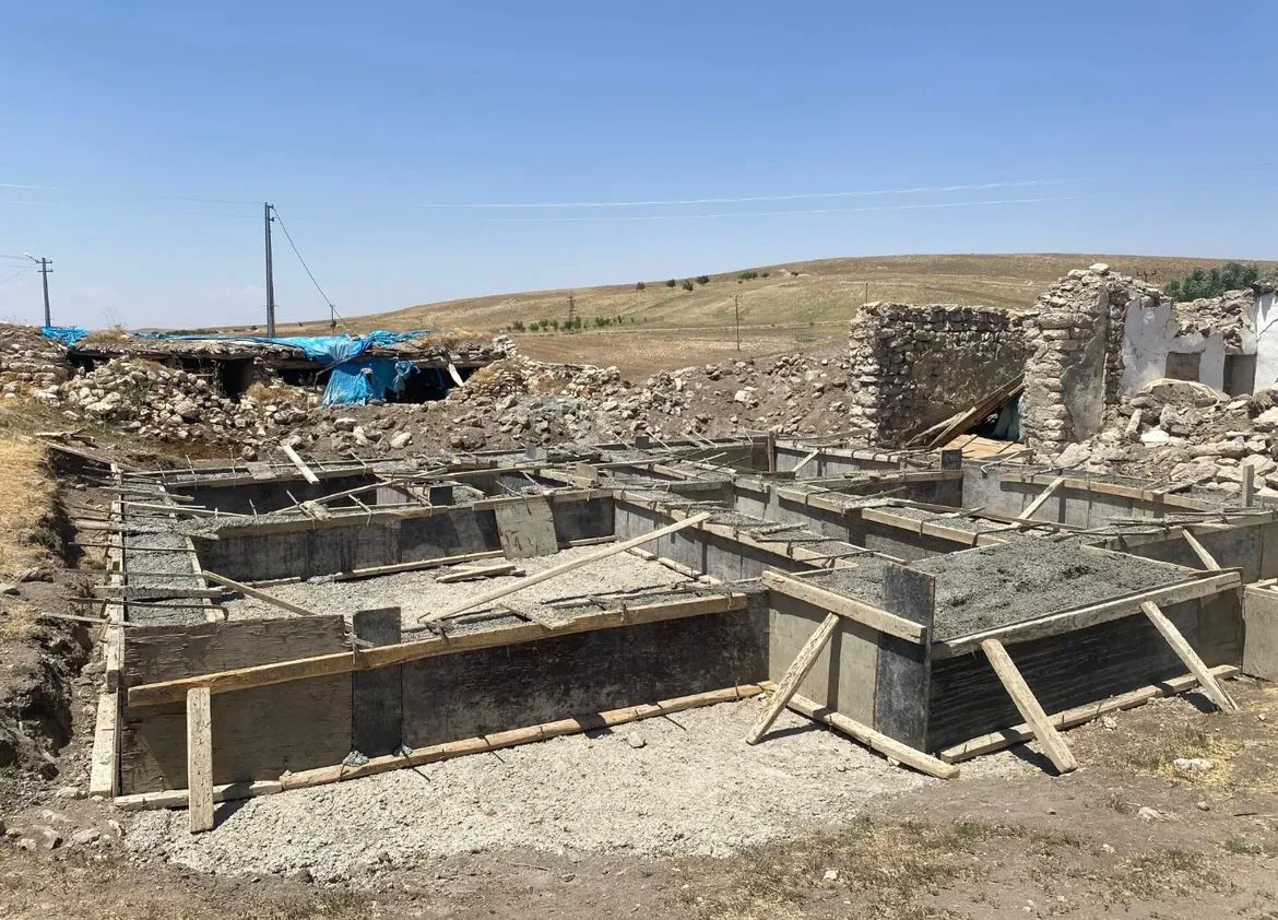 Kaymakamı Sarıdoğan, Örenli Mahallesi’nde Kırsal Konut Projesini İnceledi (1)