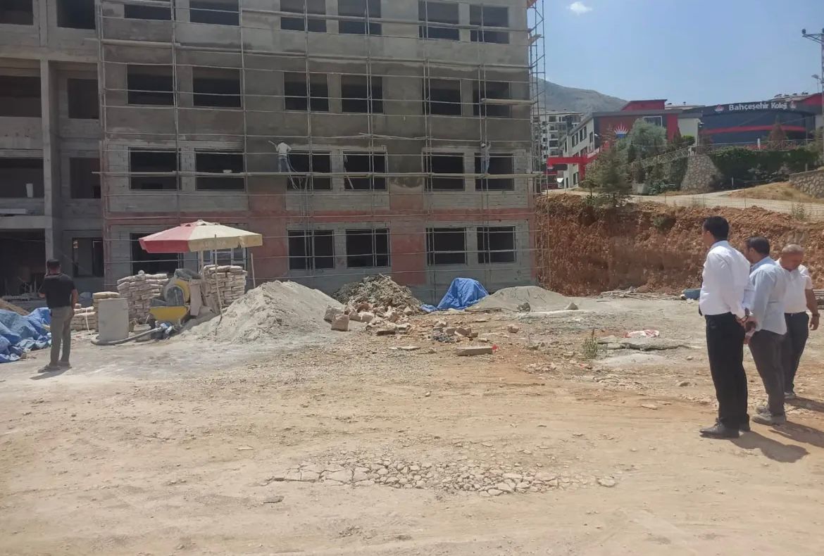 Milli Eğitim Müdürü Çetin, Deprem Konut Alanlarındaki Okul İnşaatlarını İnceledi (3)