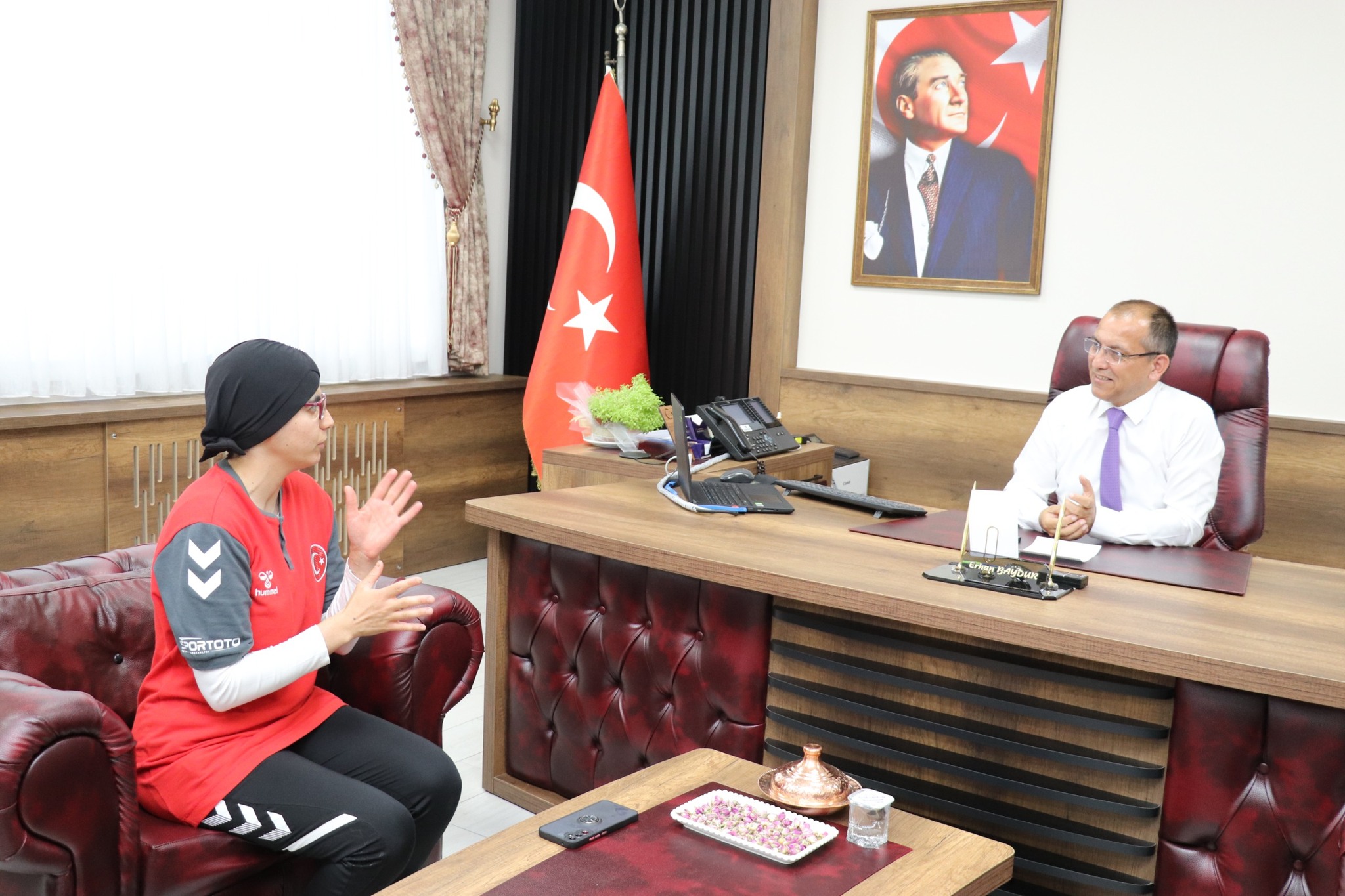 Milli Eğitim Müdürü Erhan Baydur, Milli Sporcu Tuğba Gülşah Konuş’u Ağırladı2