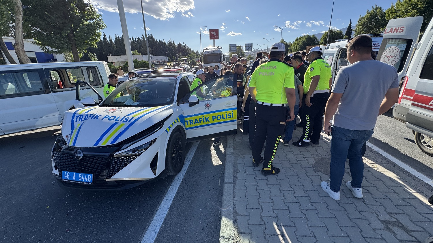 Polis Aracı İle Minibüs Çarpıştı, 2'Si Polis 4 Kişi Yaralandı (1)