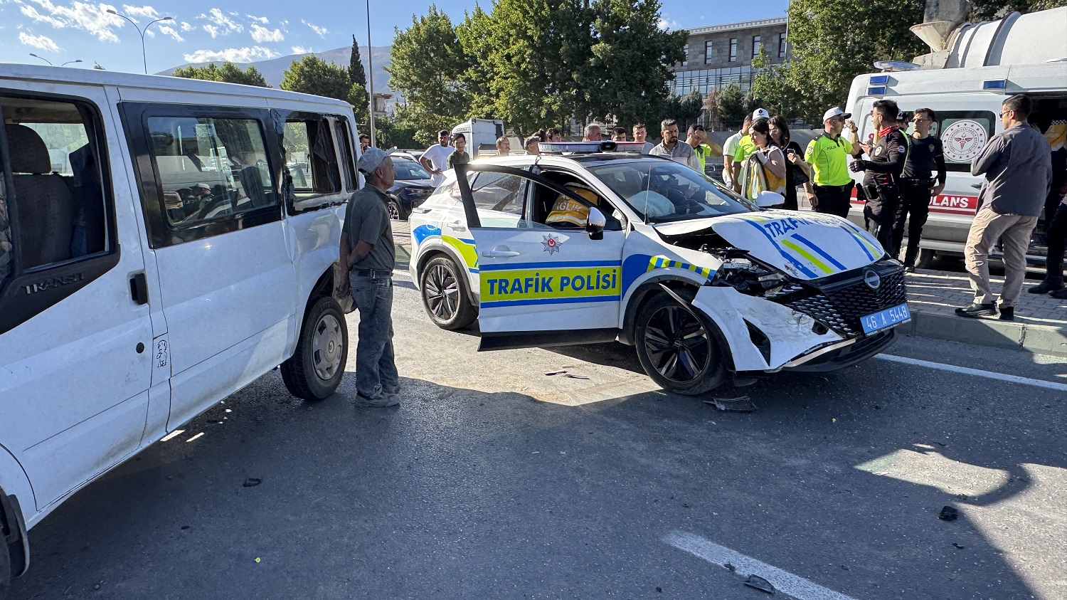 Polis Aracı İle Minibüs Çarpıştı, 2'Si Polis 4 Kişi Yaralandı (2)