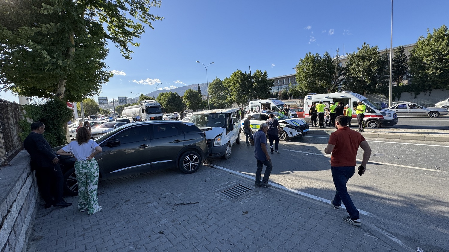 Polis Aracı İle Minibüs Çarpıştı, 2'Si Polis 4 Kişi Yaralandı (3)