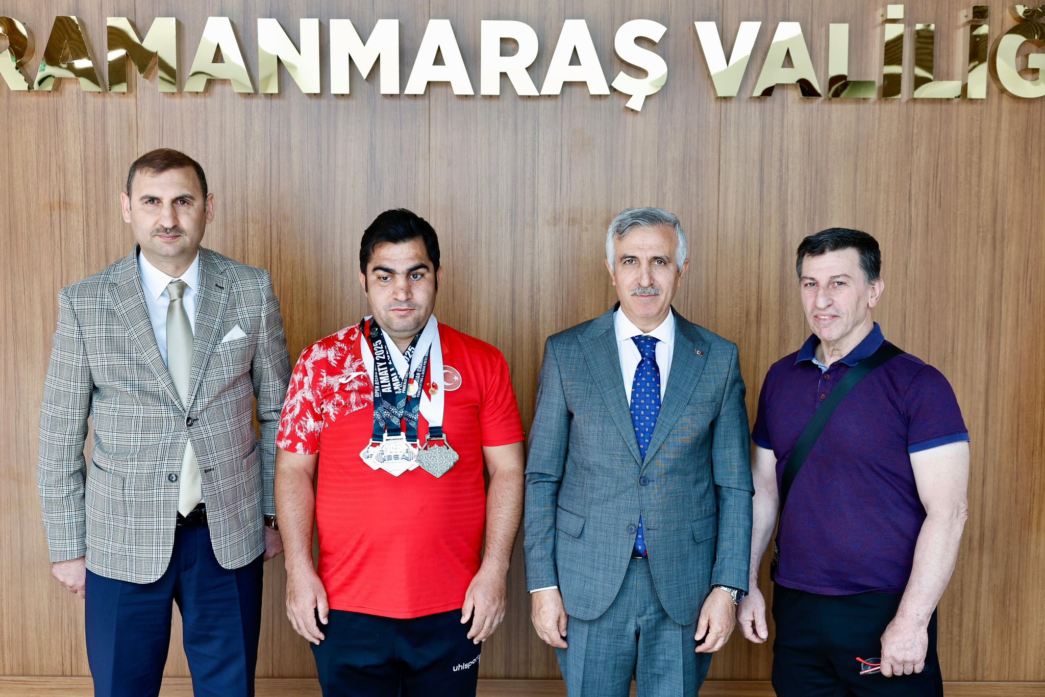 Vali Ünlüer, Gümüş Madalya Kazanan Milli Halterci Ayhan Kaya’yı Kabul Etti2
