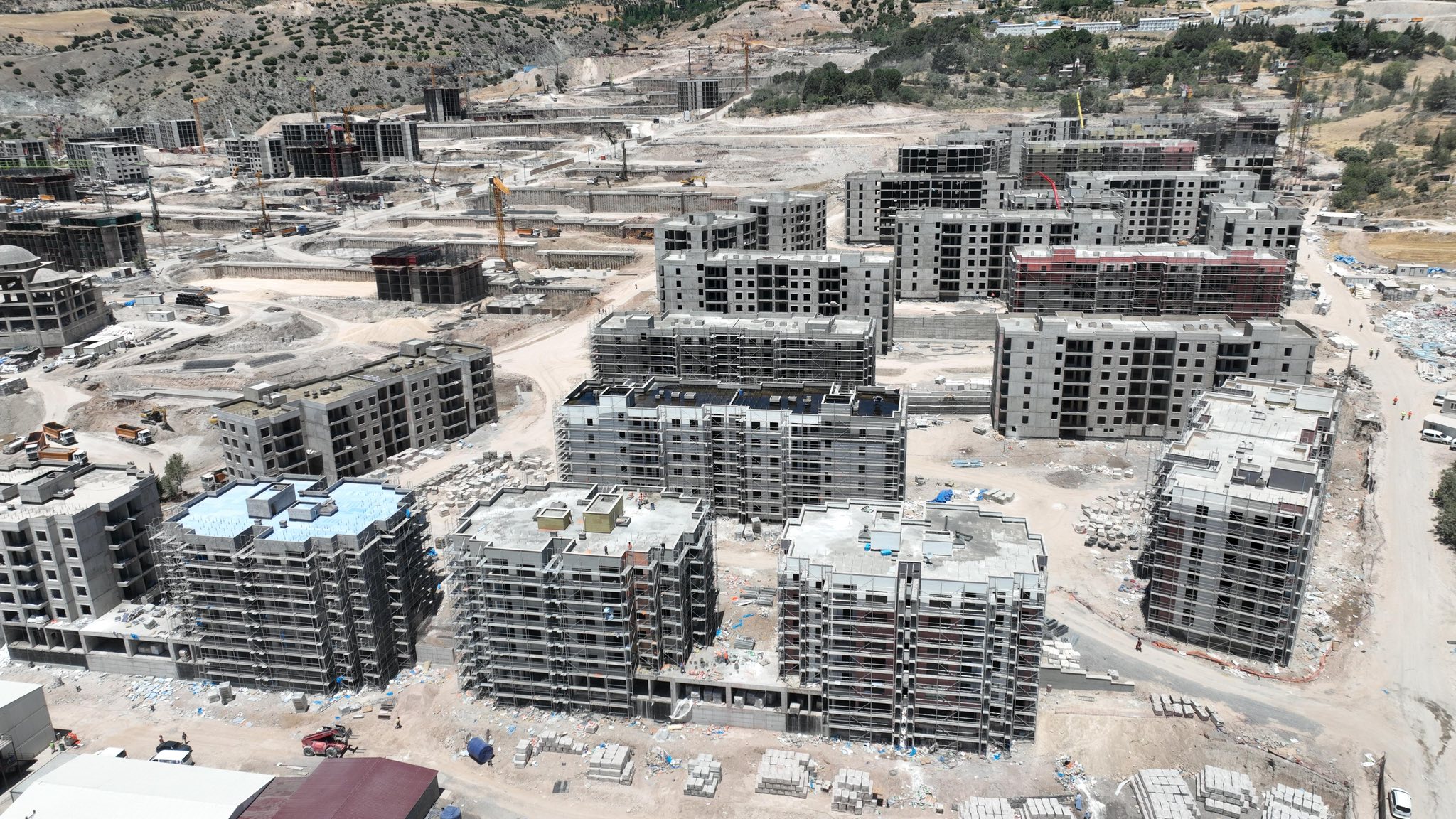 Vali Ünlüer, Güneşevler Mahallesi’ndeki Kentsel Dönüşüm Projelerini İnceledi3