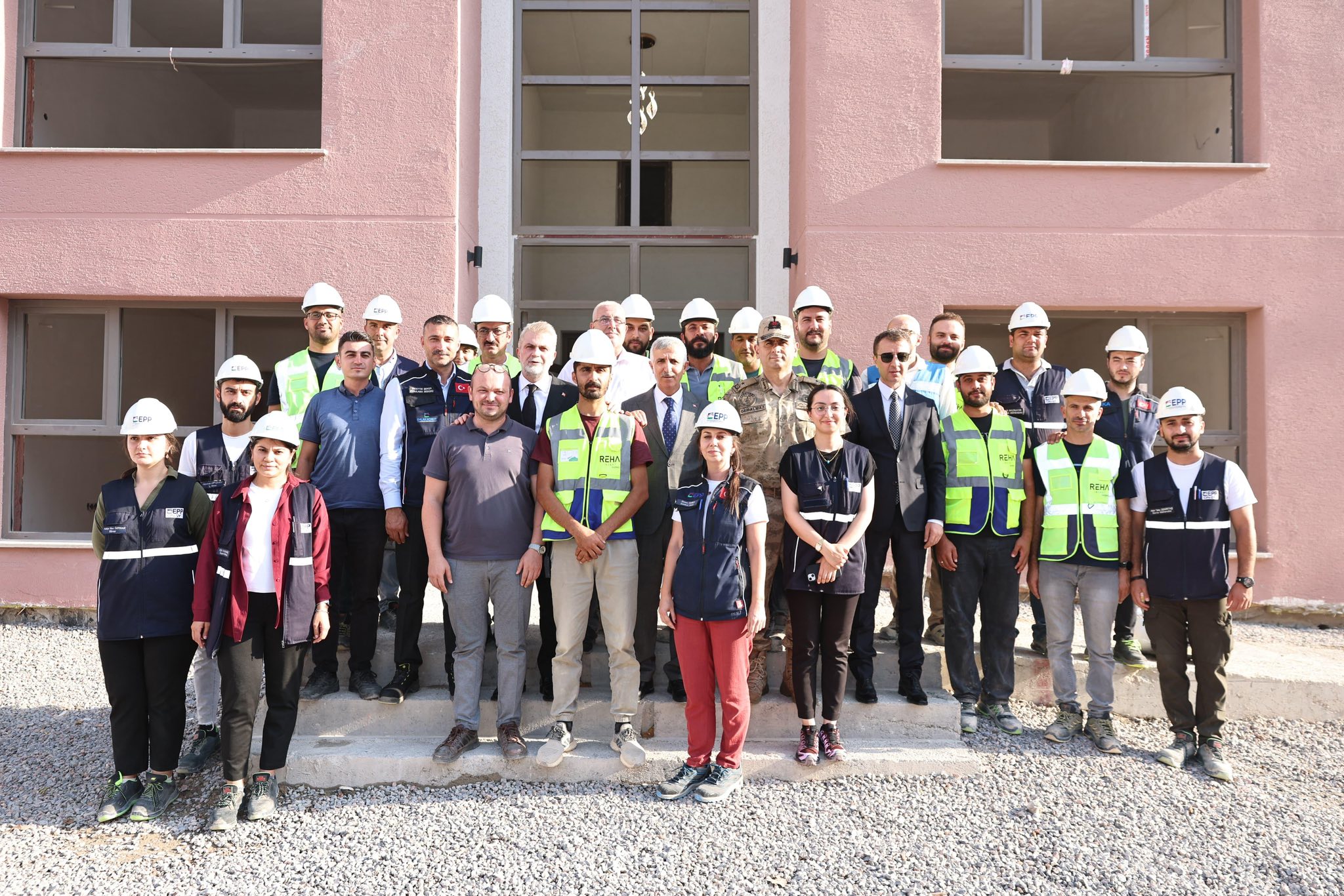Vali Ünlüer, Güneşevler Mahallesi’ndeki Kentsel Dönüşüm Projelerini İnceledi4