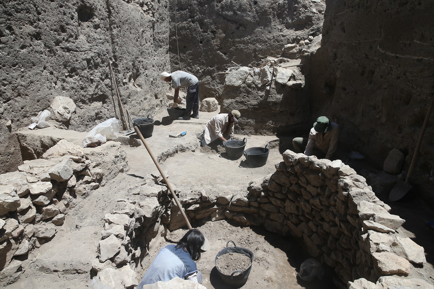 Yassı Höyük'te Geç Tunç Çağı'na Ait Yapı Ve Silolar Gün Yüzüne Çıkarıldı (3)