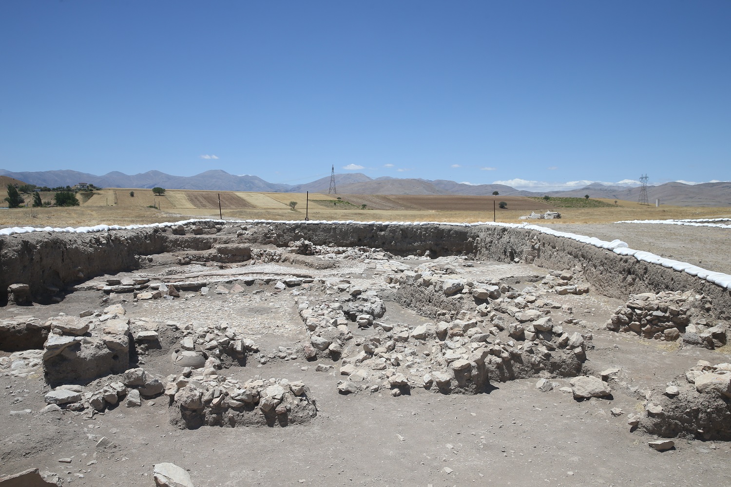 Yassı Höyük'te Geç Tunç Çağı'na Ait Yapı Ve Silolar Gün Yüzüne Çıkarıldı (4)