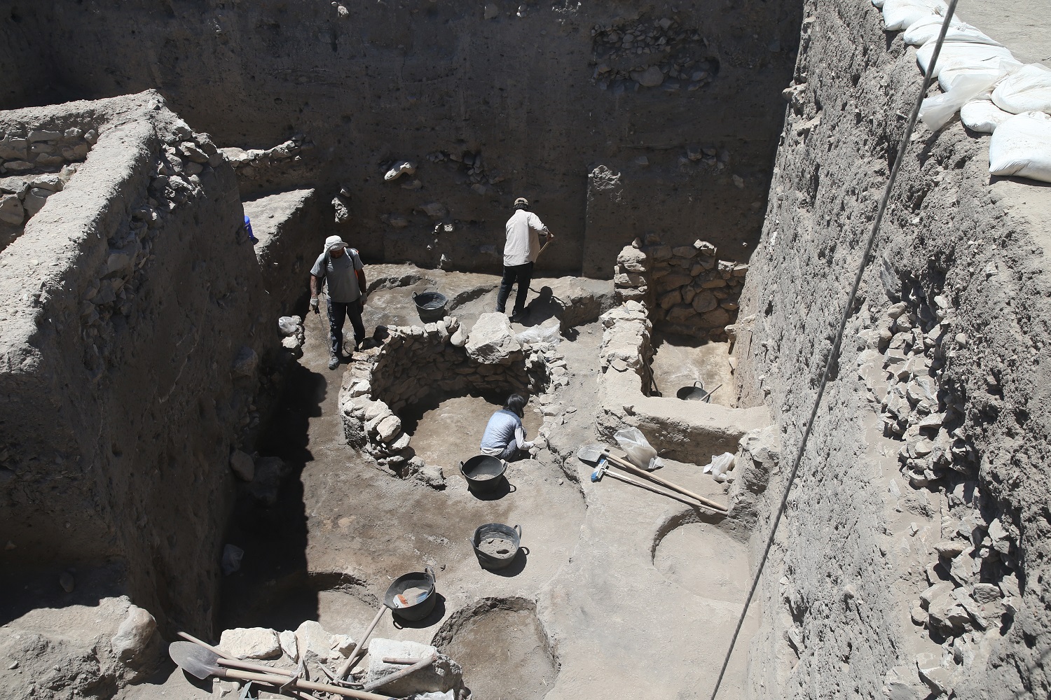 Yassı Höyük'te Geç Tunç Çağı'na Ait Yapı Ve Silolar Gün Yüzüne Çıkarıldı (6)