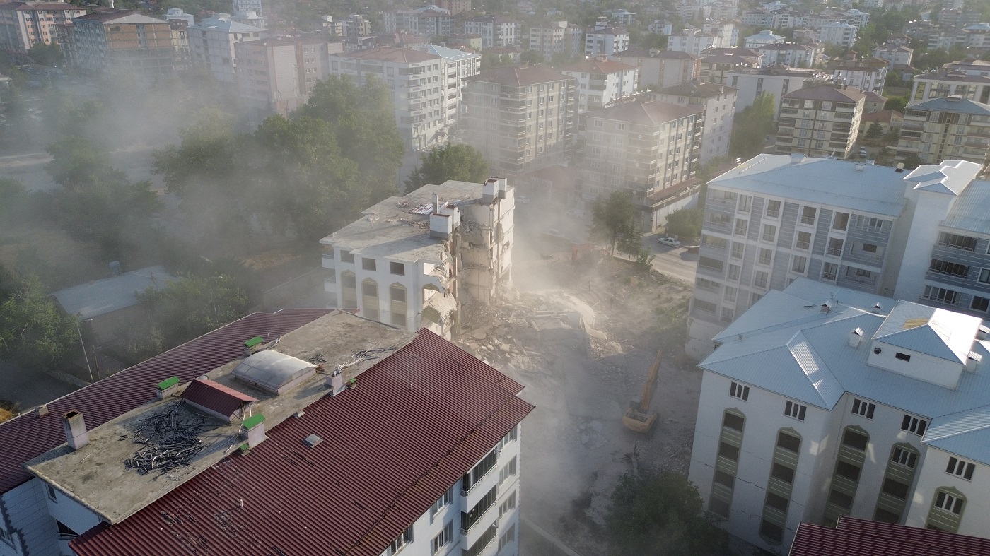 Afşin’de Ağır Hasarlı Bina Yıkıldı Ortalık Toz Duman Oldu (1)