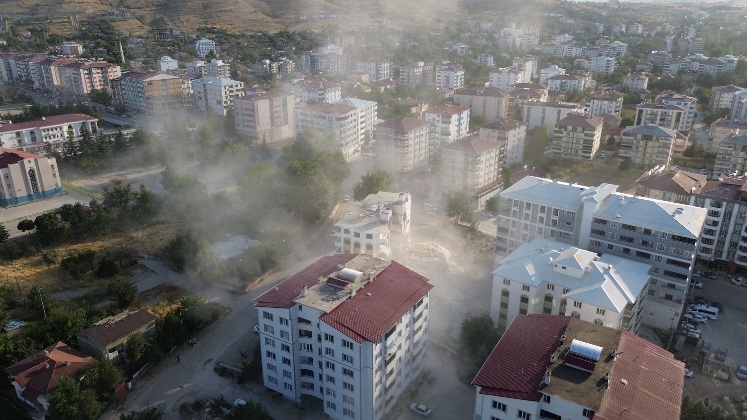 Afşin’de Ağır Hasarlı Bina Yıkıldı Ortalık Toz Duman Oldu (2)