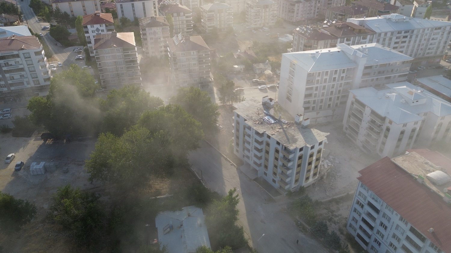 Afşin’de Ağır Hasarlı Bina Yıkıldı Ortalık Toz Duman Oldu (3)