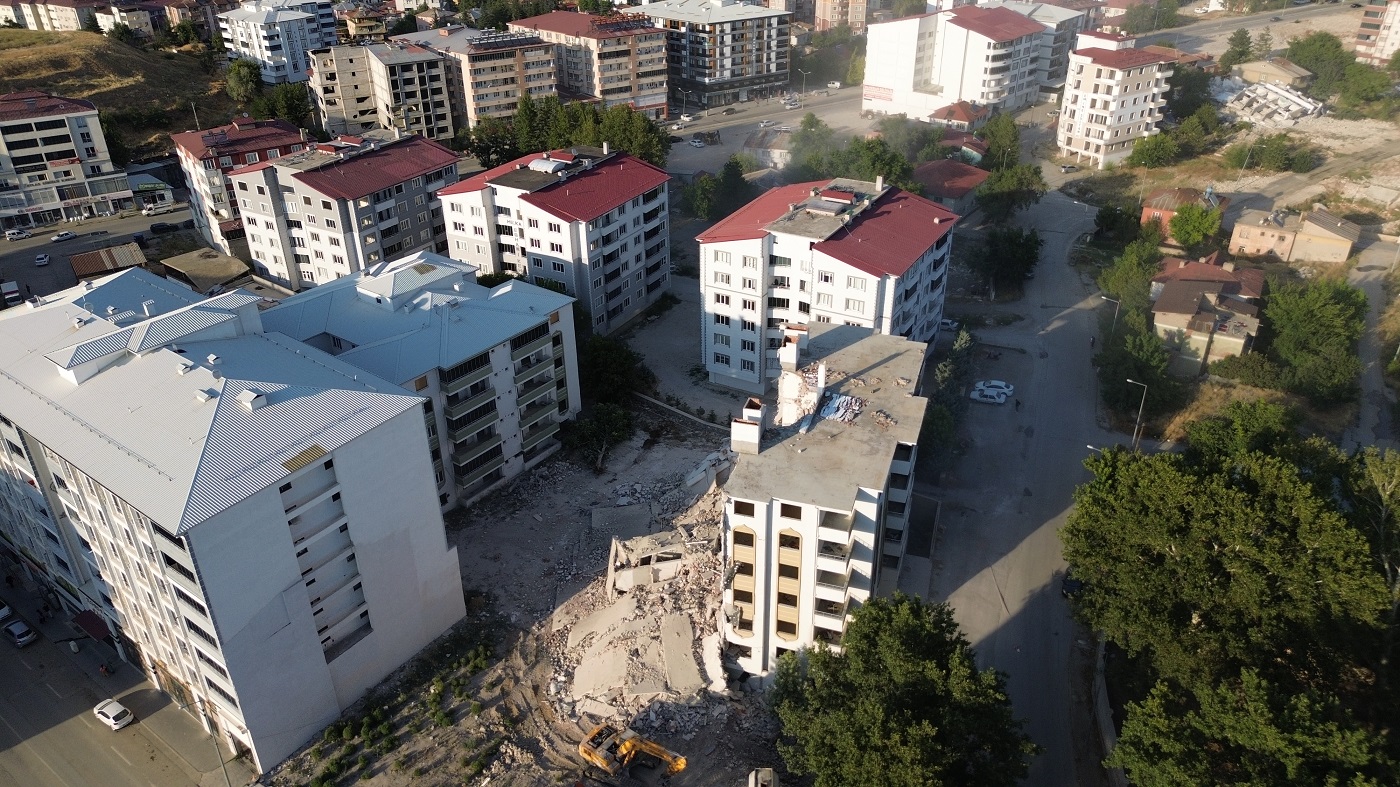 Afşin’de Ağır Hasarlı Bina Yıkıldı Ortalık Toz Duman Oldu (5)