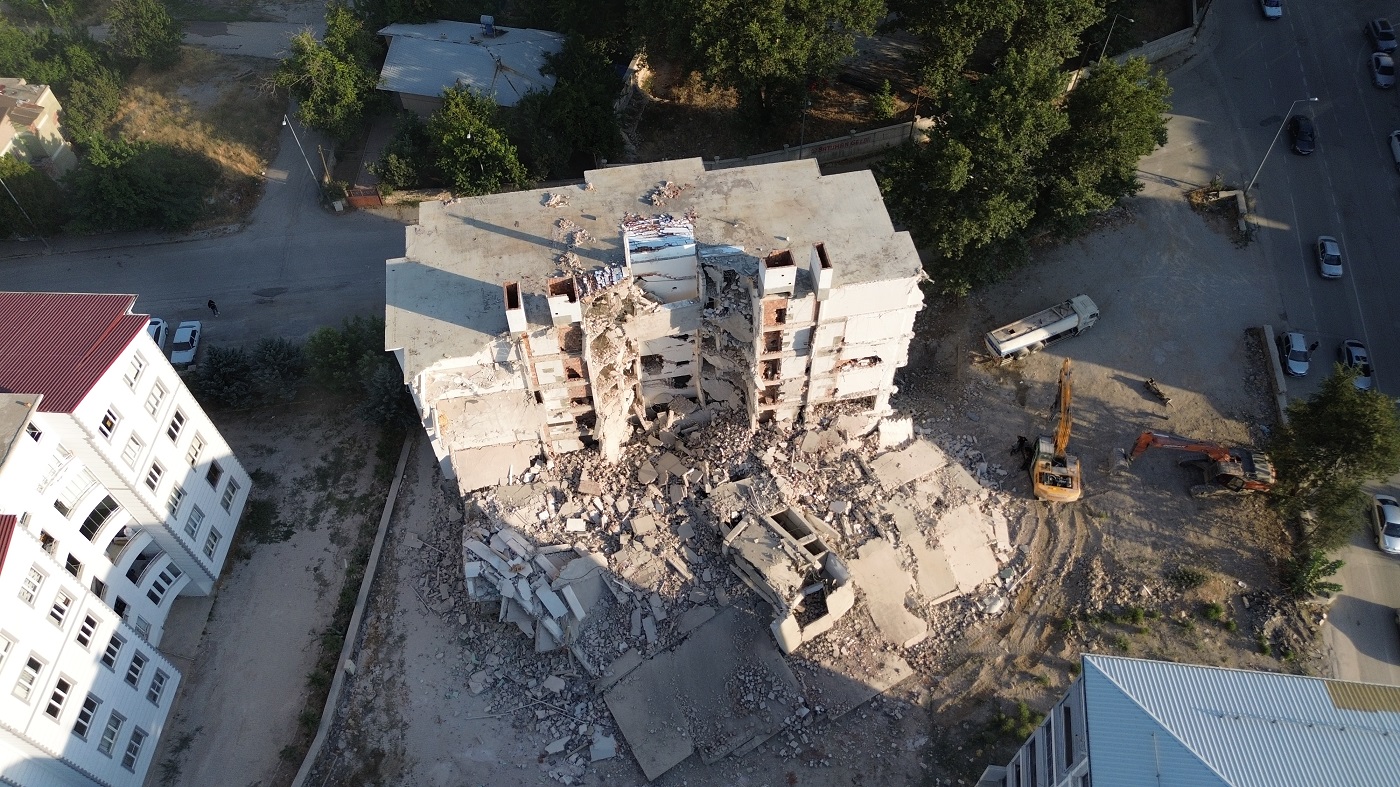 Afşin’de Ağır Hasarlı Bina Yıkıldı Ortalık Toz Duman Oldu (6)