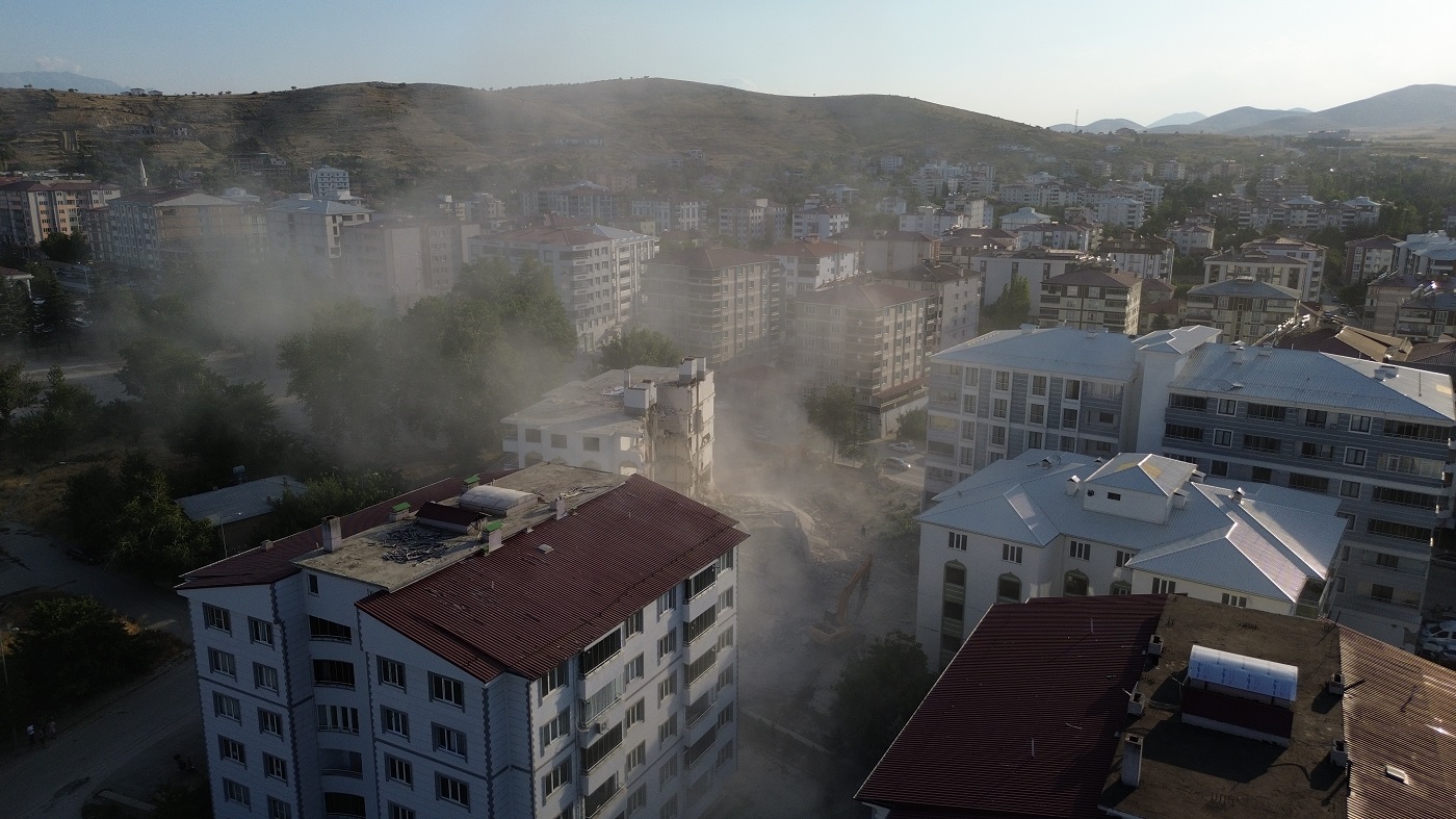 Afşin’de Ağır Hasarlı Bina Yıkıldı Ortalık Toz Duman Oldu (7)