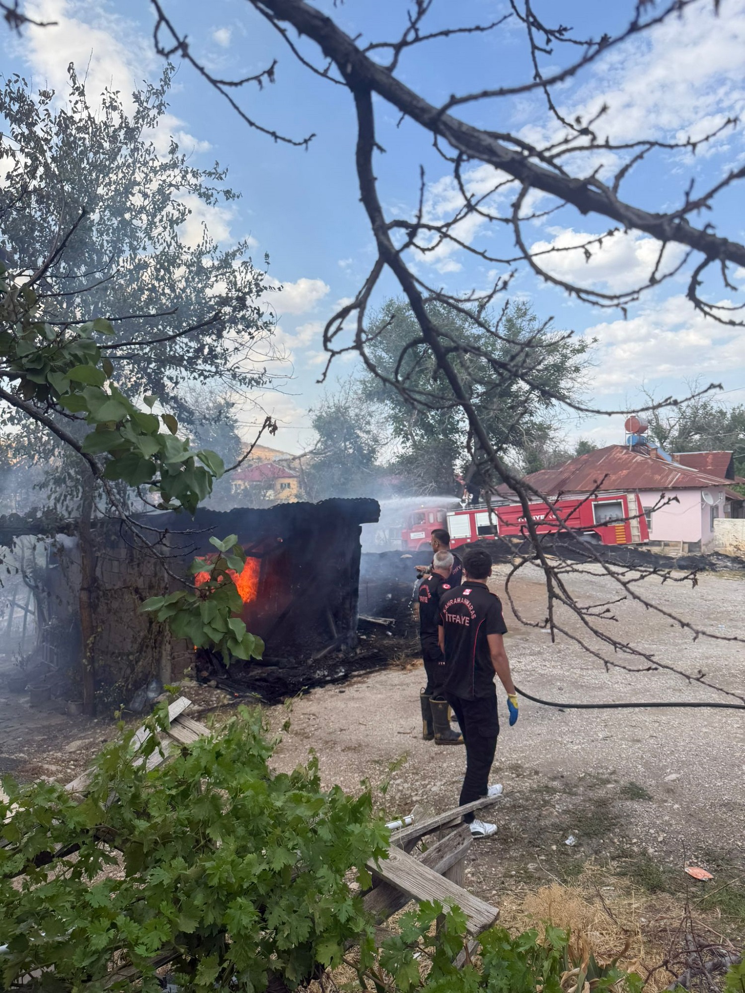 Afşin'de Bahçede Çıkan Yangın Garaj Ve Eve Sıçradı (5)