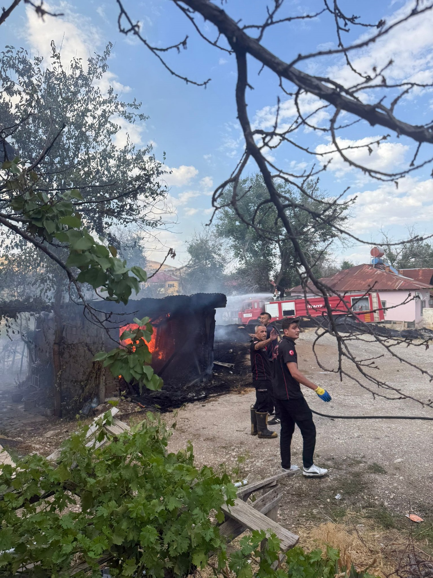Afşin'de Bahçede Çıkan Yangın Garaj Ve Eve Sıçradı (6)