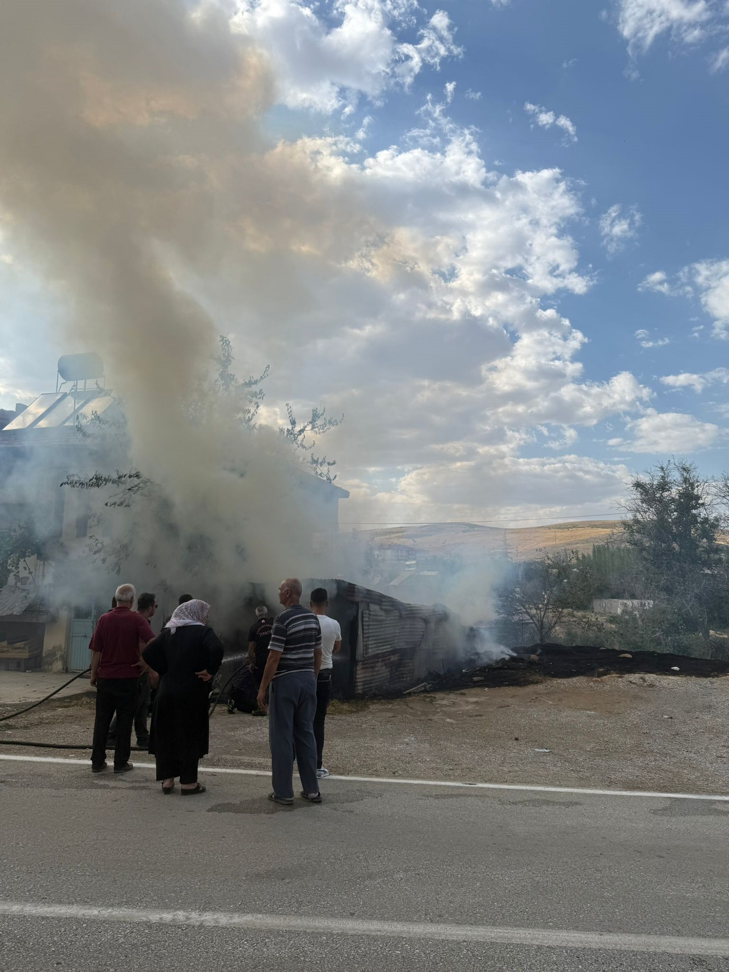 Afşin'de Bahçede Çıkan Yangın Garaj Ve Eve Sıçradı (7)